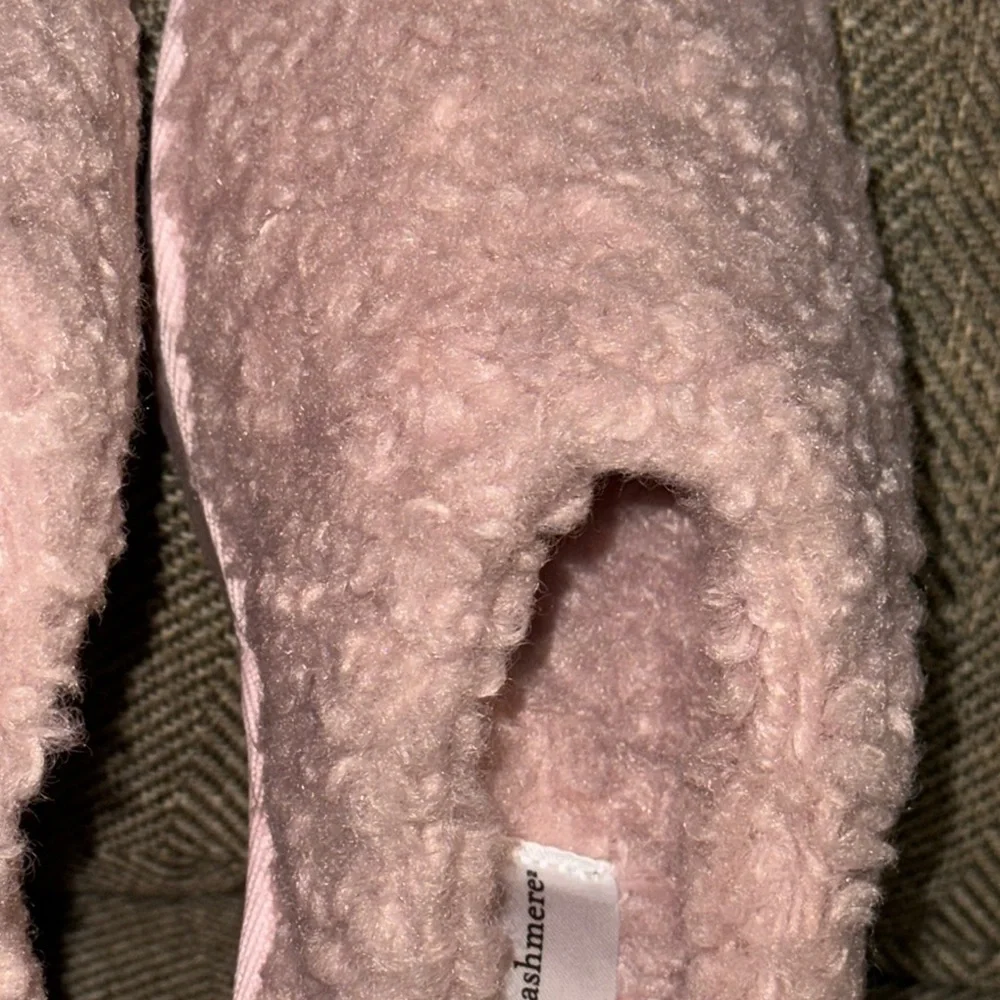 NWT CUPCAKES & CASHMERE KIDS Cozy Pink Slippers Shoes FAUX FUR UPPER (SIZE 3)